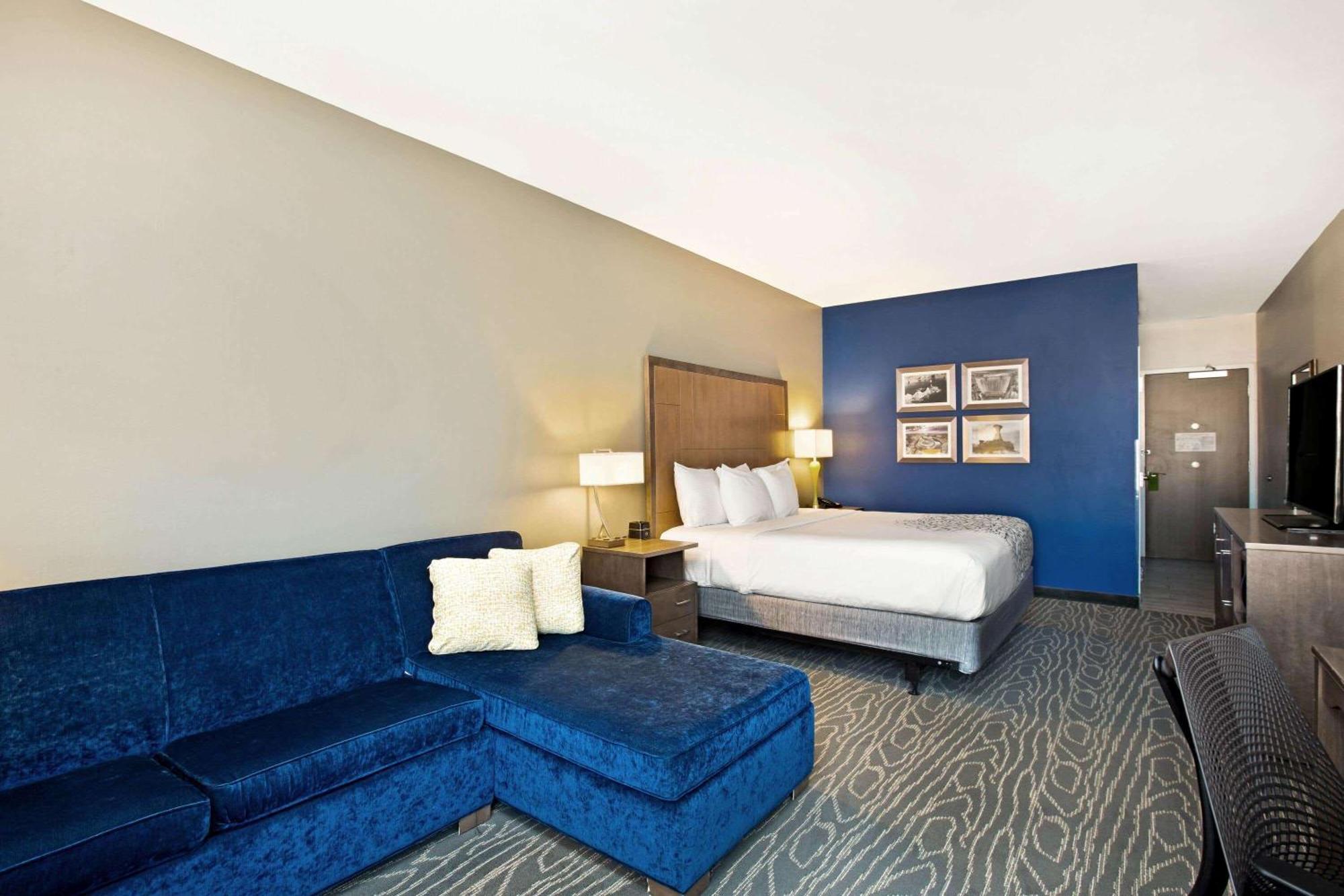 Deluxe King Room Mobility Access or Non-Smoking
